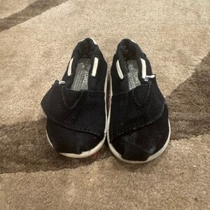 Toms Black Sneakers with Lace-Up Closure and Breathable Mesh